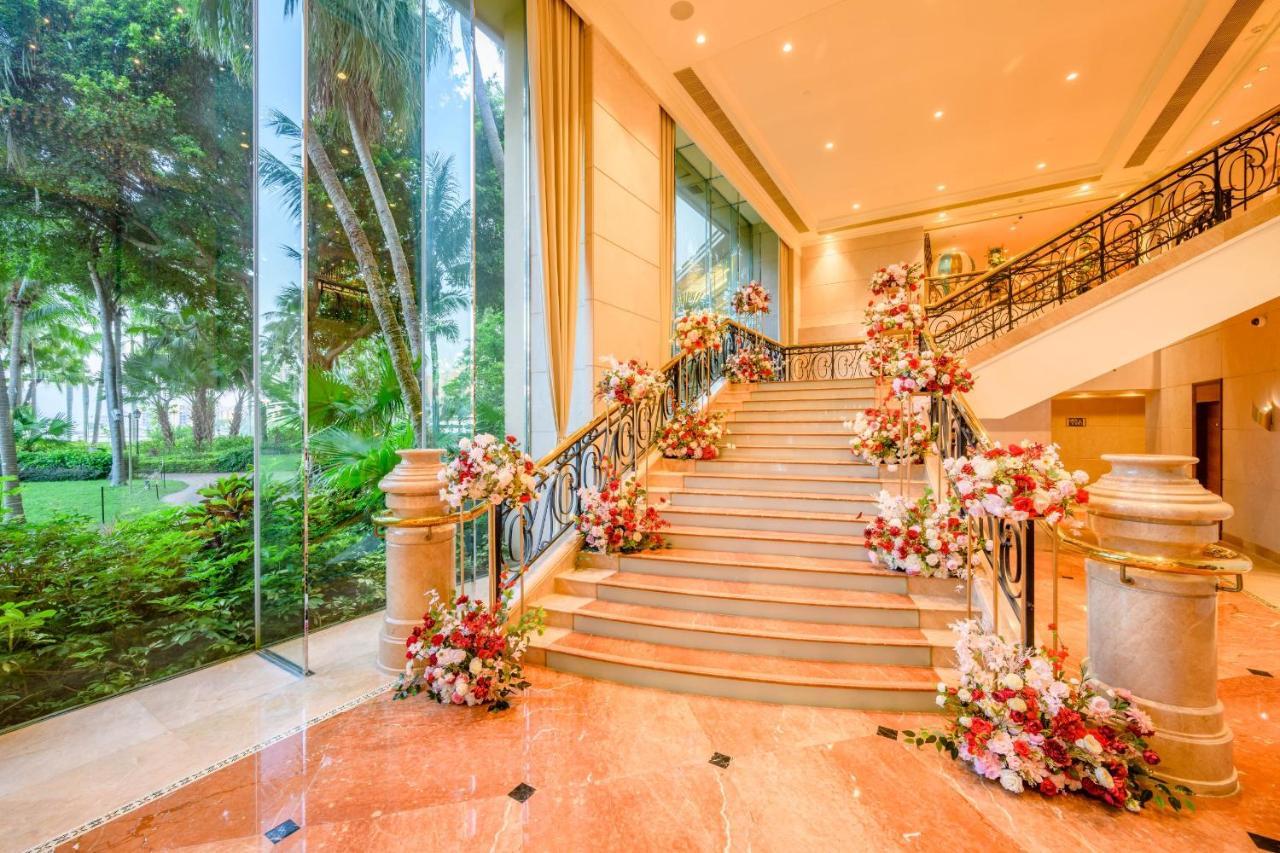 Hong Kong Gold Coast Hotel Eksteriør billede The staircase at the lobby
