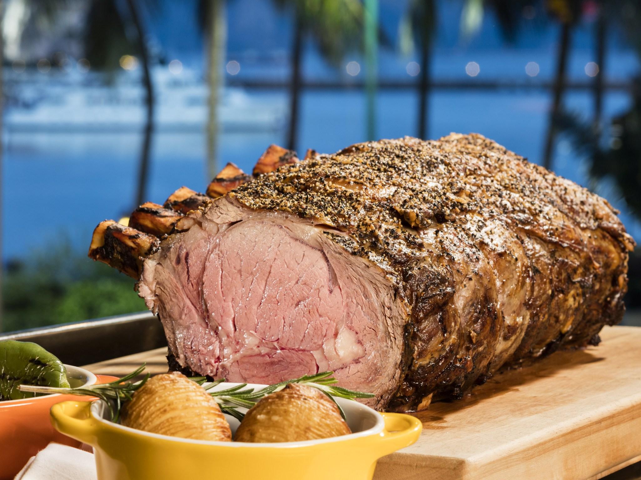 Hong Kong Gold Coast Hotel Eksteriør billede A roast rib of beef