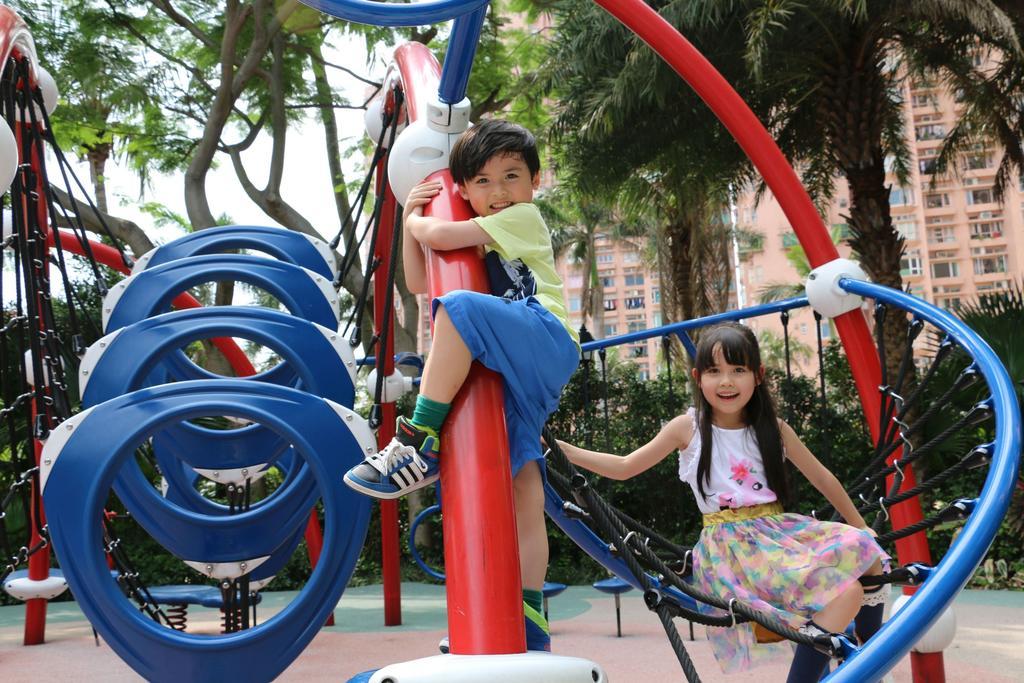 Hong Kong Gold Coast Hotel Eksteriør billede Children playing on a climbing frame