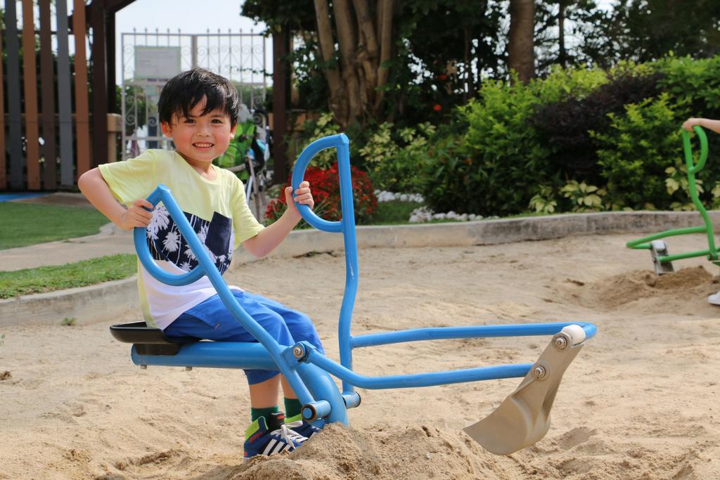 Hong Kong Gold Coast Hotel Eksteriør billede A child playing with a sandbox digger