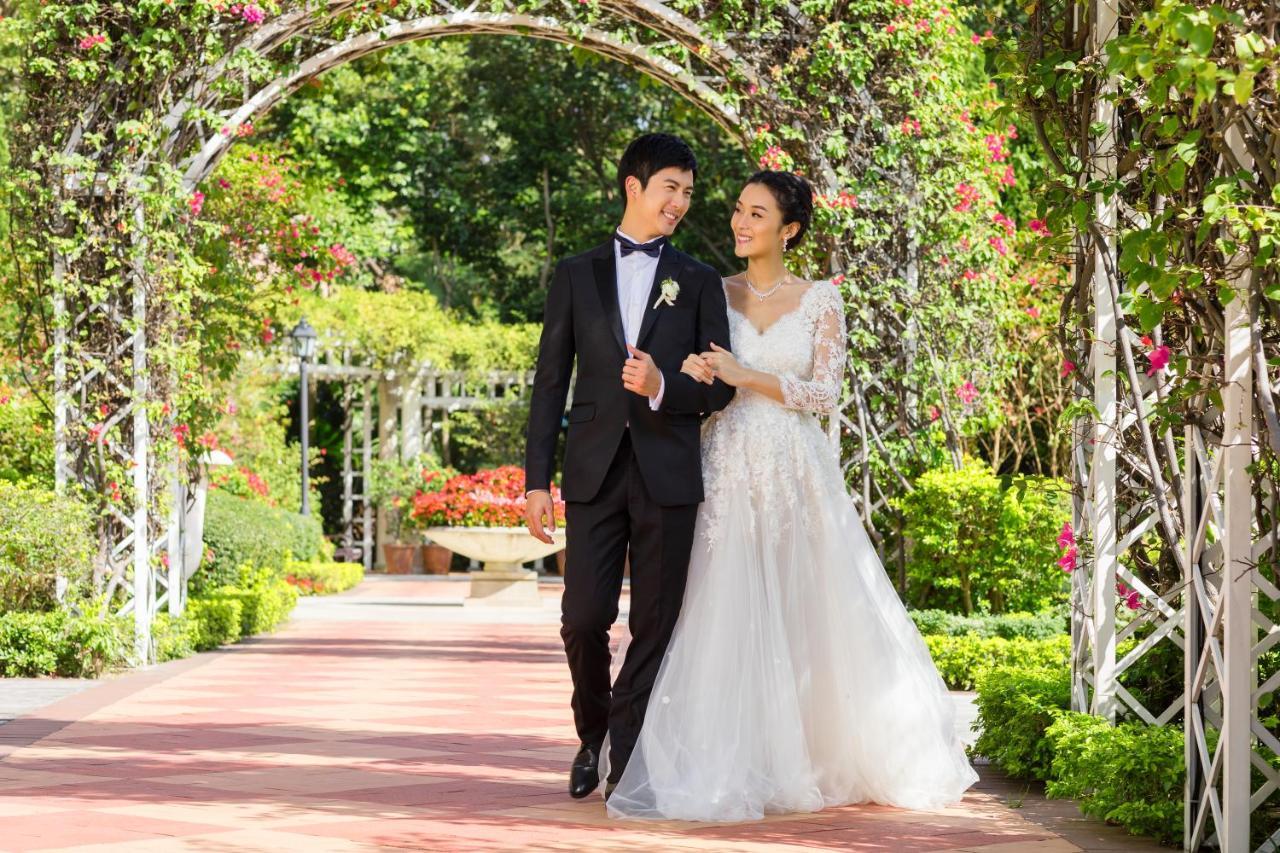 Hong Kong Gold Coast Hotel Eksteriør billede Wedding in the Rose Garden